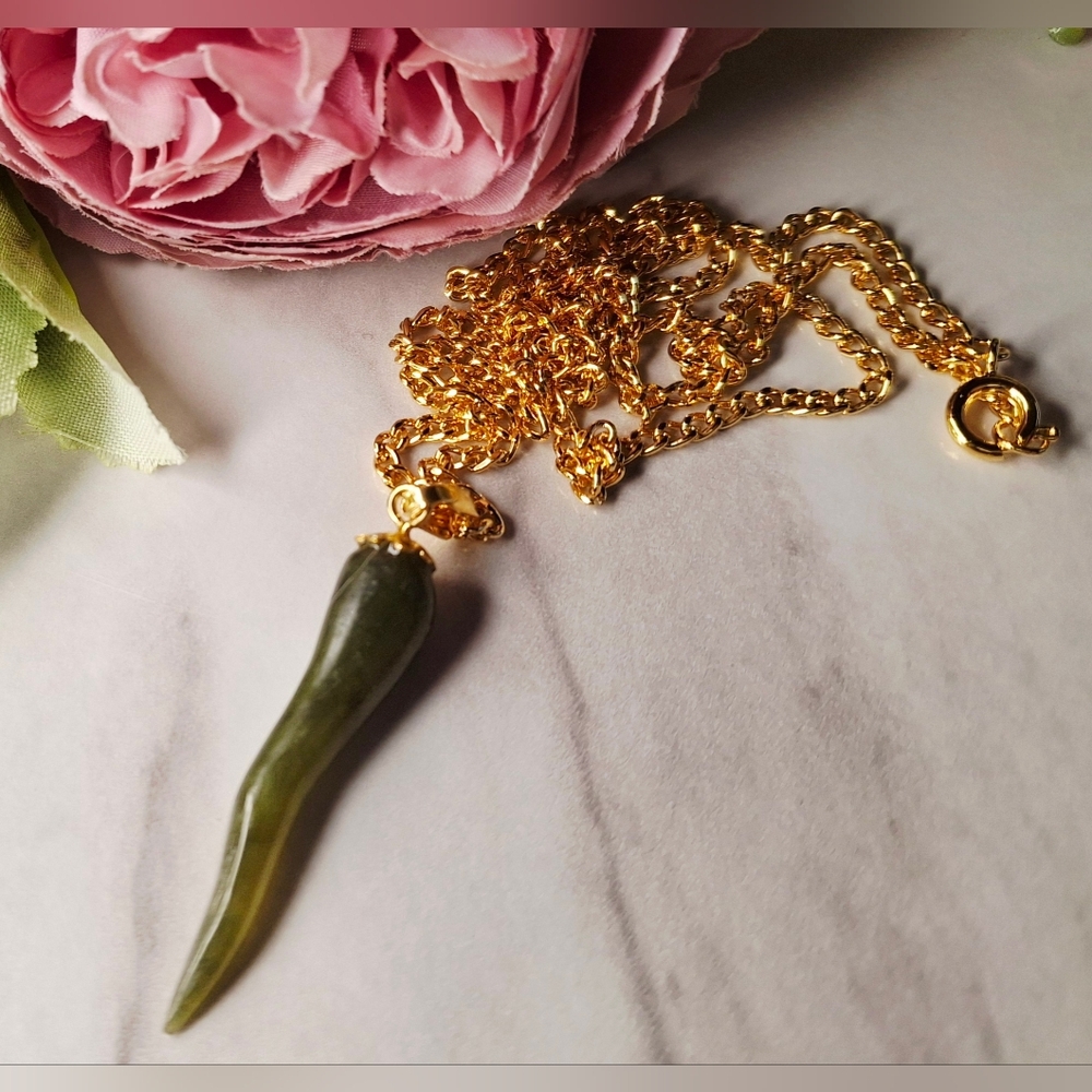 Vintage 80s 🎋💚✨️Lucky Green Jade Horn Amulet/Pendant Necklace